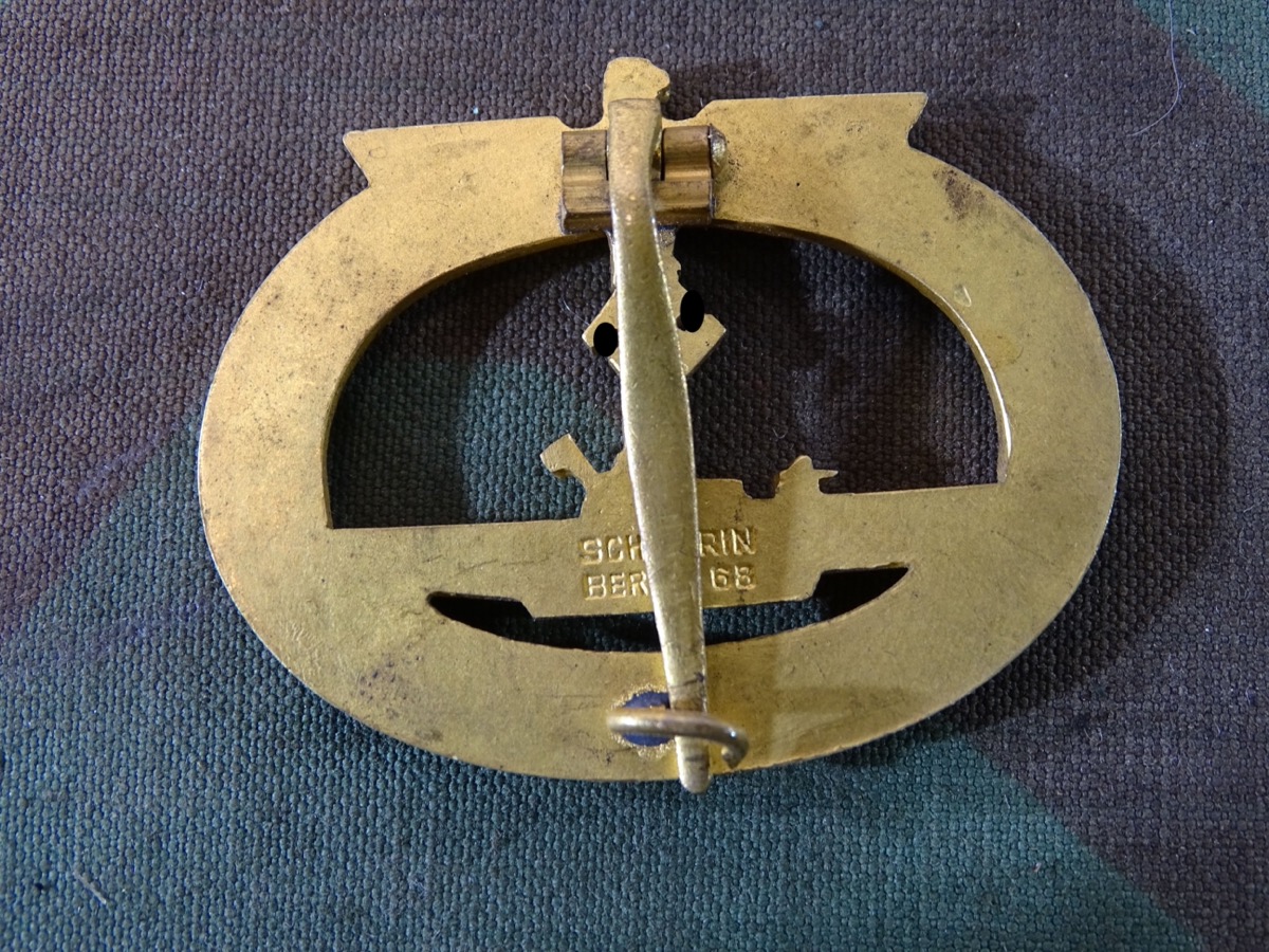 U-Boot Kriegsabzeichen der Kriegsmarine Hersteller Schwerin / Berlin,  Buntmetall