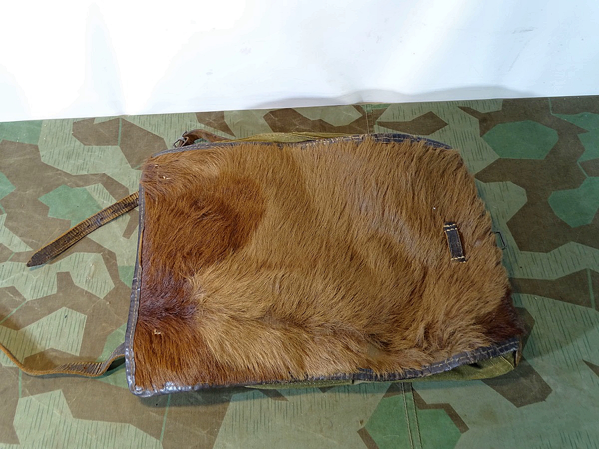 Wehrmacht / Waffen SS Tornister (Affe), Modell 39 "K.W.K 1942 "   mit gutem Fell und kpl. Beriemung