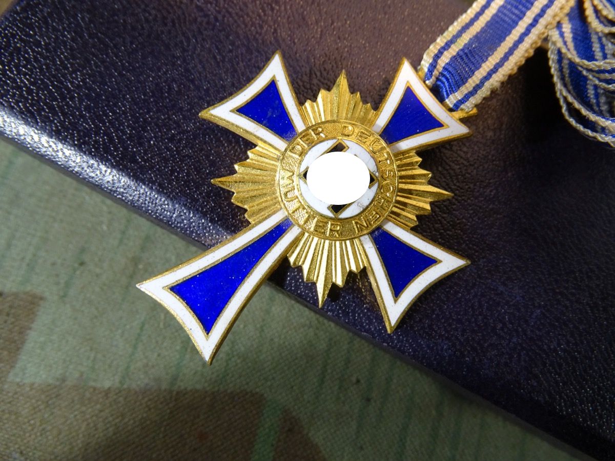 Ehrenkreuz der deutschen Mutter 1 Stufe in Gold, m. Etui, langes Band,  Hst.: Deumer