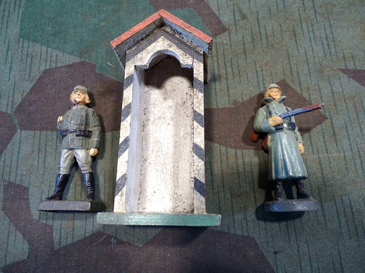 2 Lineol / Elastolin Wachsoldaten mit Schilderhäuschen / Wachhäuschen