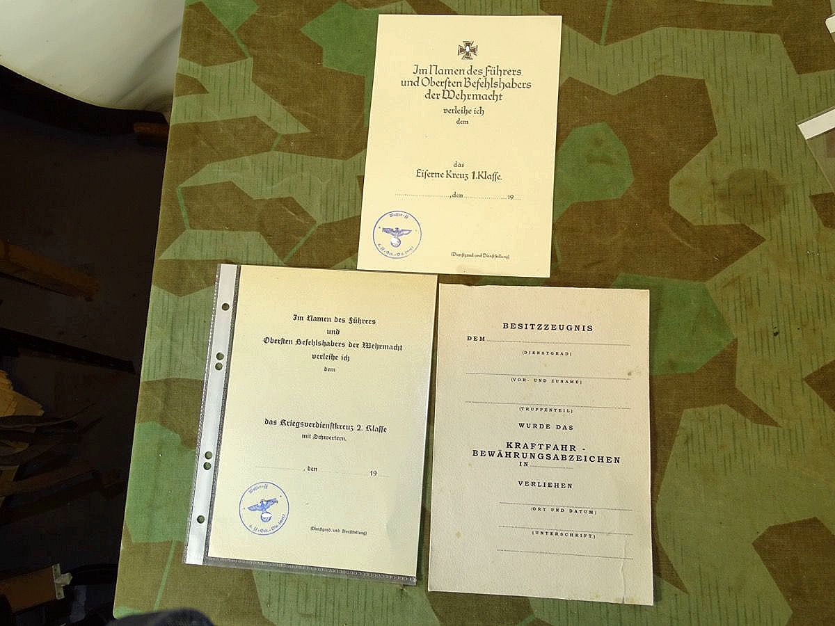 Replik: 3 Blanko Urkunden m. Stempeln, EK 1, KvK 2, Kraftf. Bewähr. Abz., 6. Waffen SS Geb. Div. (mot)