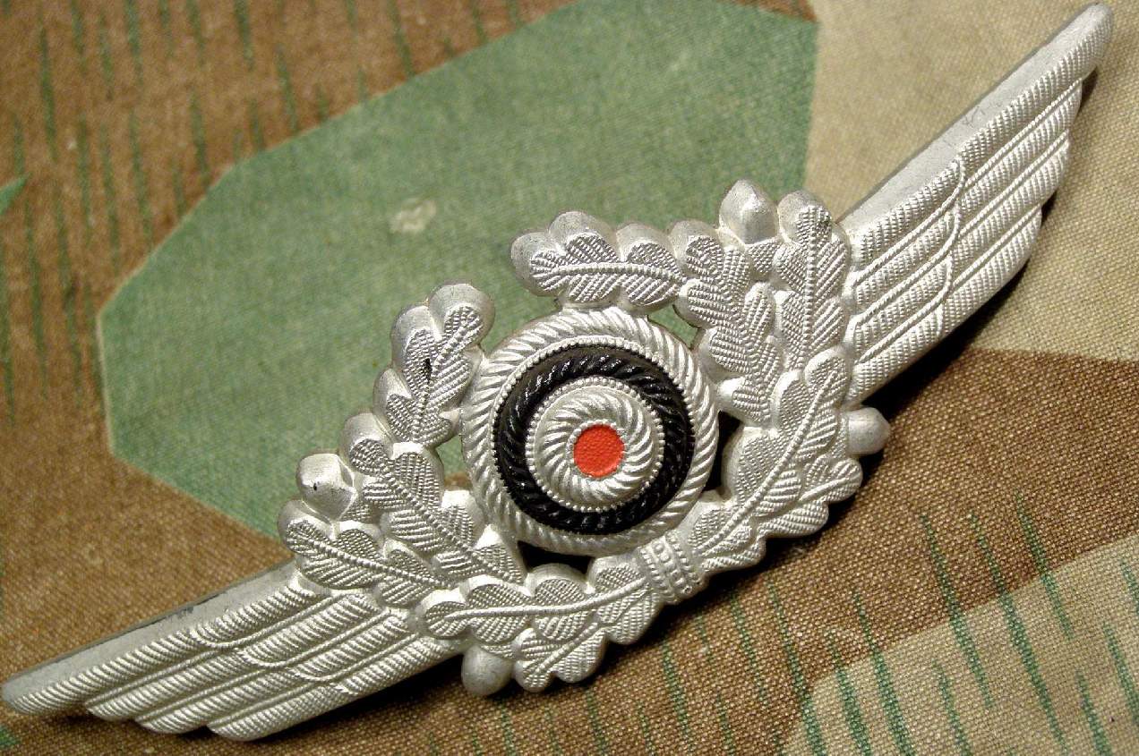 Eichenlaubkranz, Kokarde, Schwingen Luftwaffe Schrimmütze