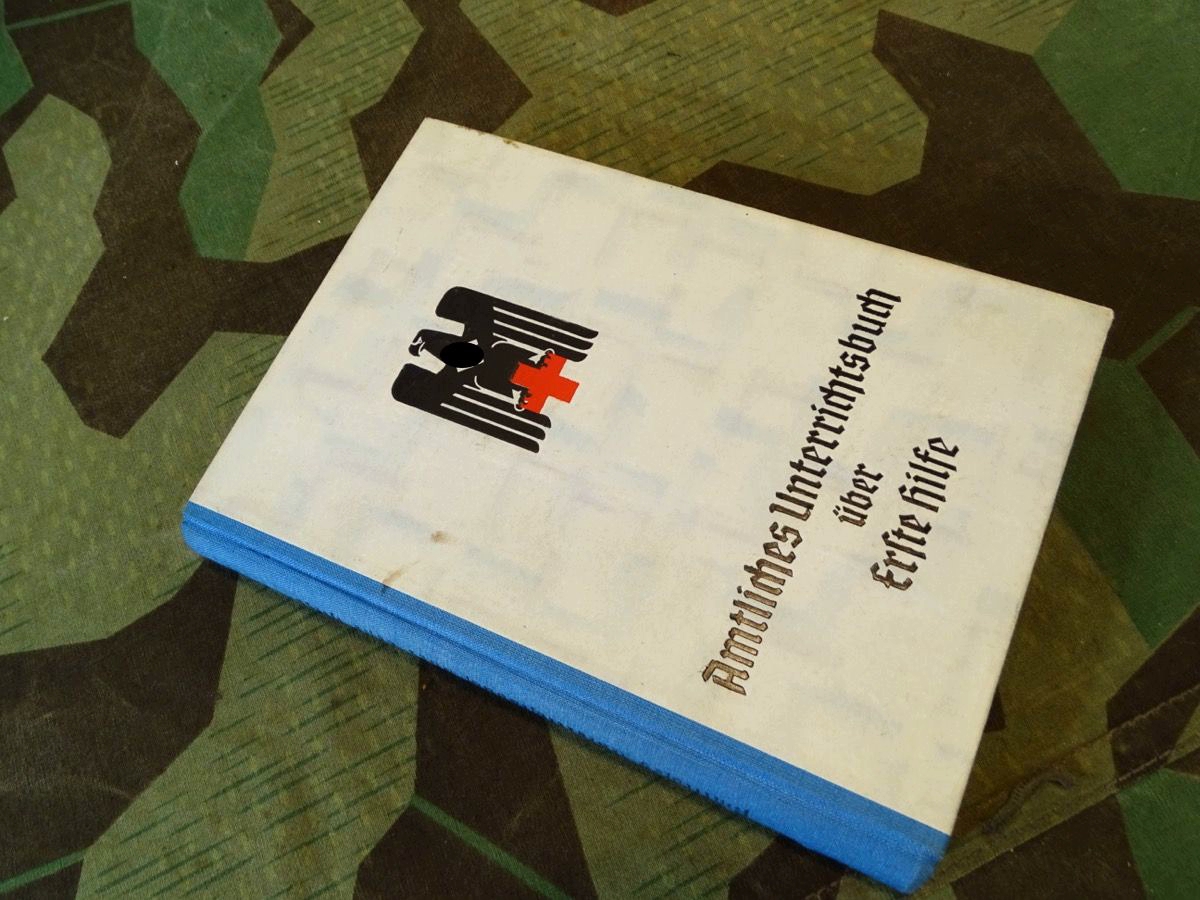 Amtliches Unterrichtsbuch über Erste Hilfe, 1941, 12 Auflage  263 S.