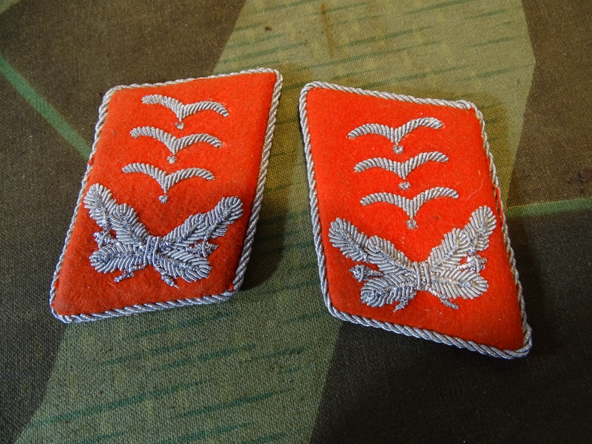 Paar Kragenspiegel Hauptmann der Luftwaffe. Waffenfarbe rot, Flak Artillerie