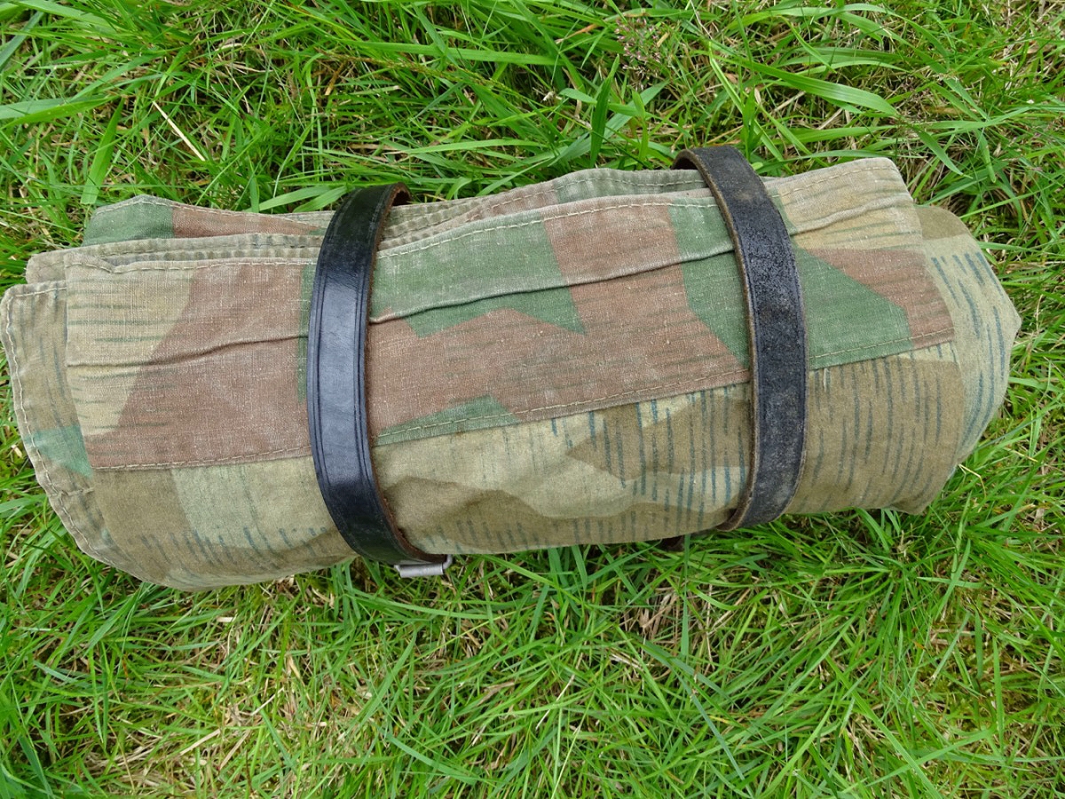 Dreieckszeltbahn Wehrmacht, bräunliches Tarnmuster, Bakelit Knöpfe um 1944, 2 Riemen (4) Dreieckszeltbahn Wehrmacht, bräunliches Tarnmuster, Bakelit Knöpfe um 1944, 2 Riemen (4)