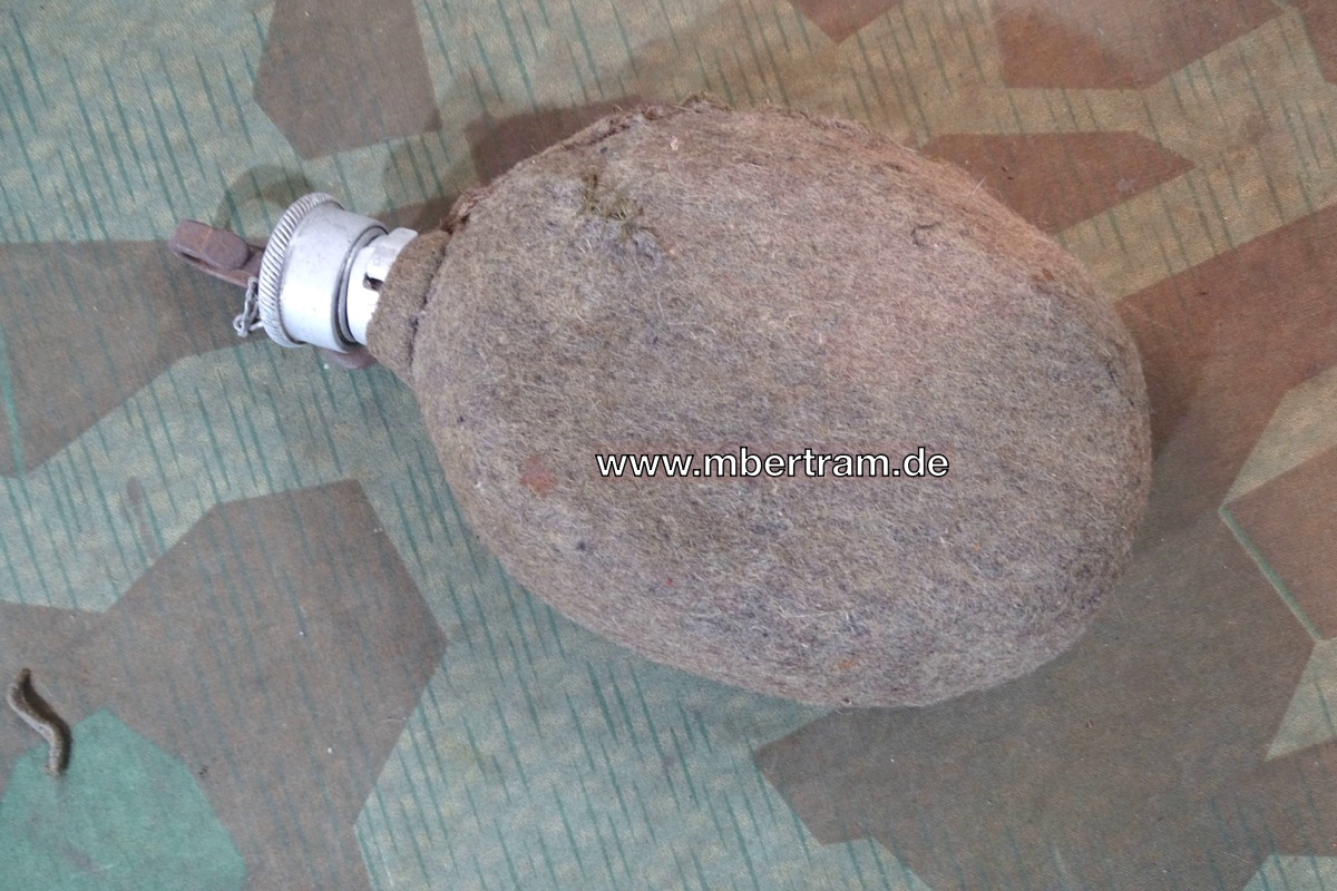Feldflasche für Wehrmachts Helferinnen. Kleines Modell, daß an den Brotbeutel gehört.