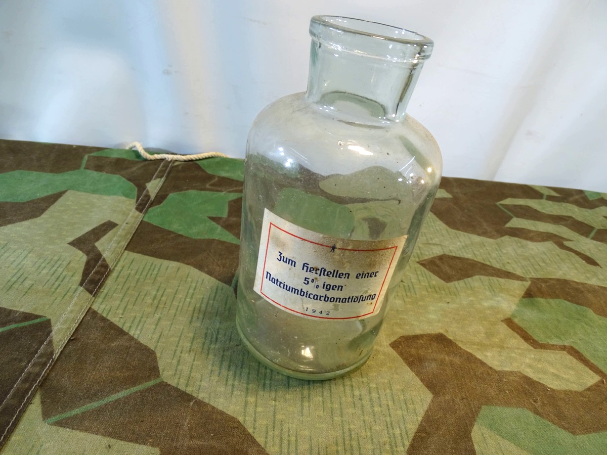 Glasflasche 1 Ltr. zum Herstellen einer 5% Natriumbicarbonatlösung,1942,  Hausapotheke / Sanitätsmaterial. 
