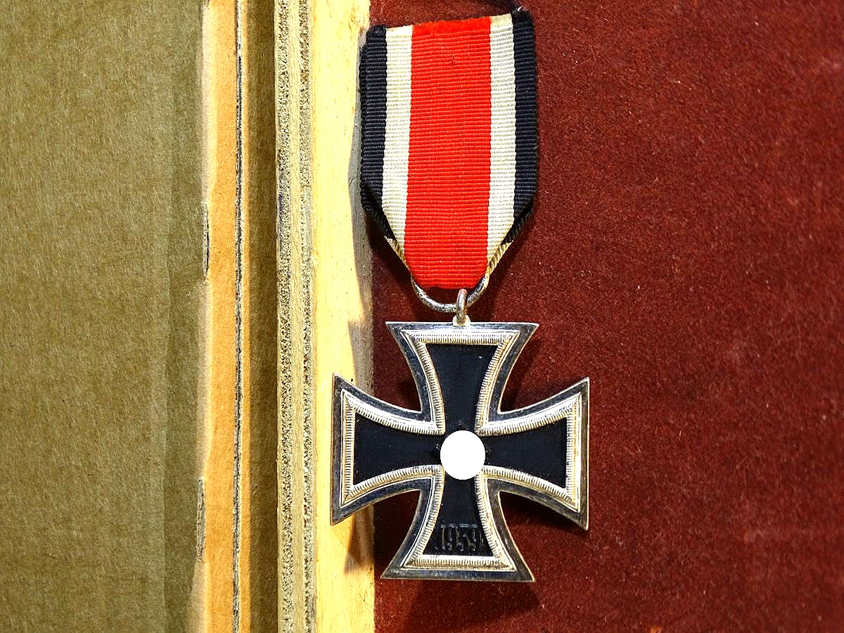 Eisernes Kreuz 2. Klasse 1939 mit Band, ohne Hersteller, sehr schöne Erhaltung