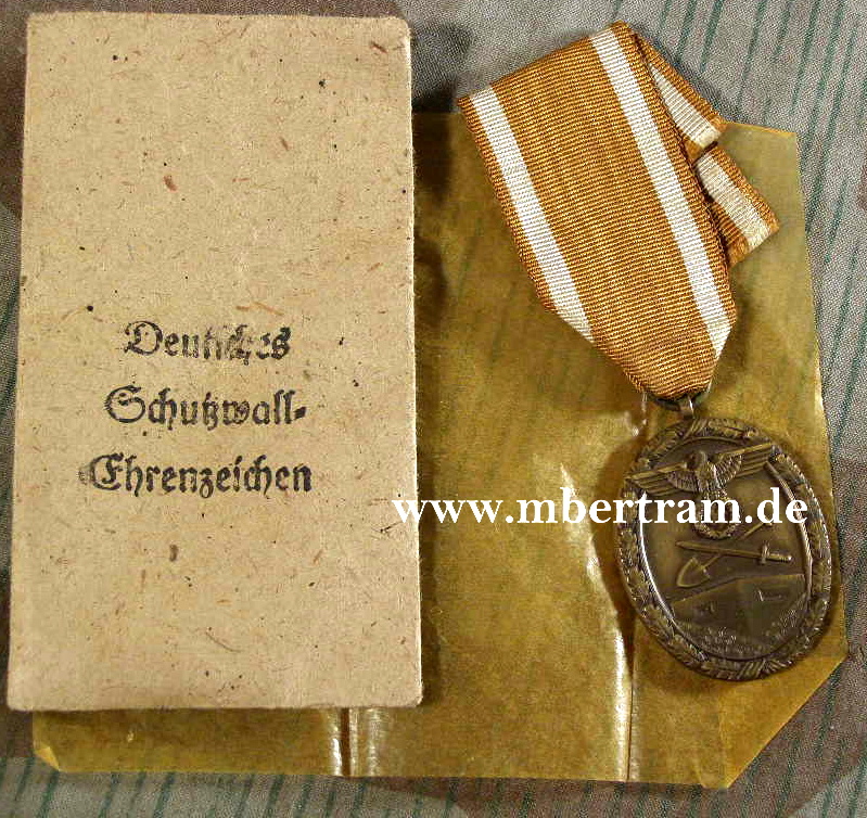 DEUTSCHES SCHUTZWALL EHRENZEICHEN, m. TÜTE
