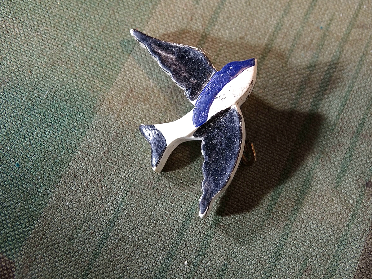 WHW Porzellanabzeichen, Schwalbe mit Nadelsystem.