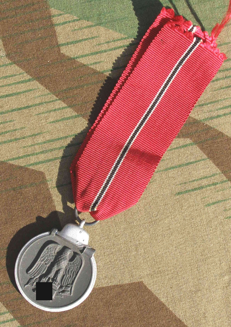 MEDAILLE WINTERSCHLACHT IM OSTEN 1941/42 Hst."4" S&amp;L
