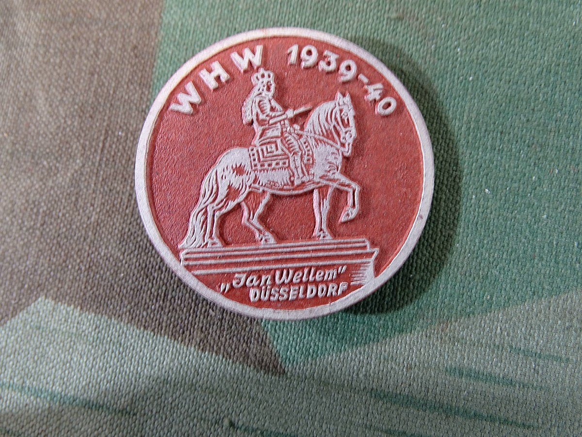 Spendenabzeichen WHW 1939- 40 , Jan Wellem Düsseldorf, Presspappe bemalt. 
