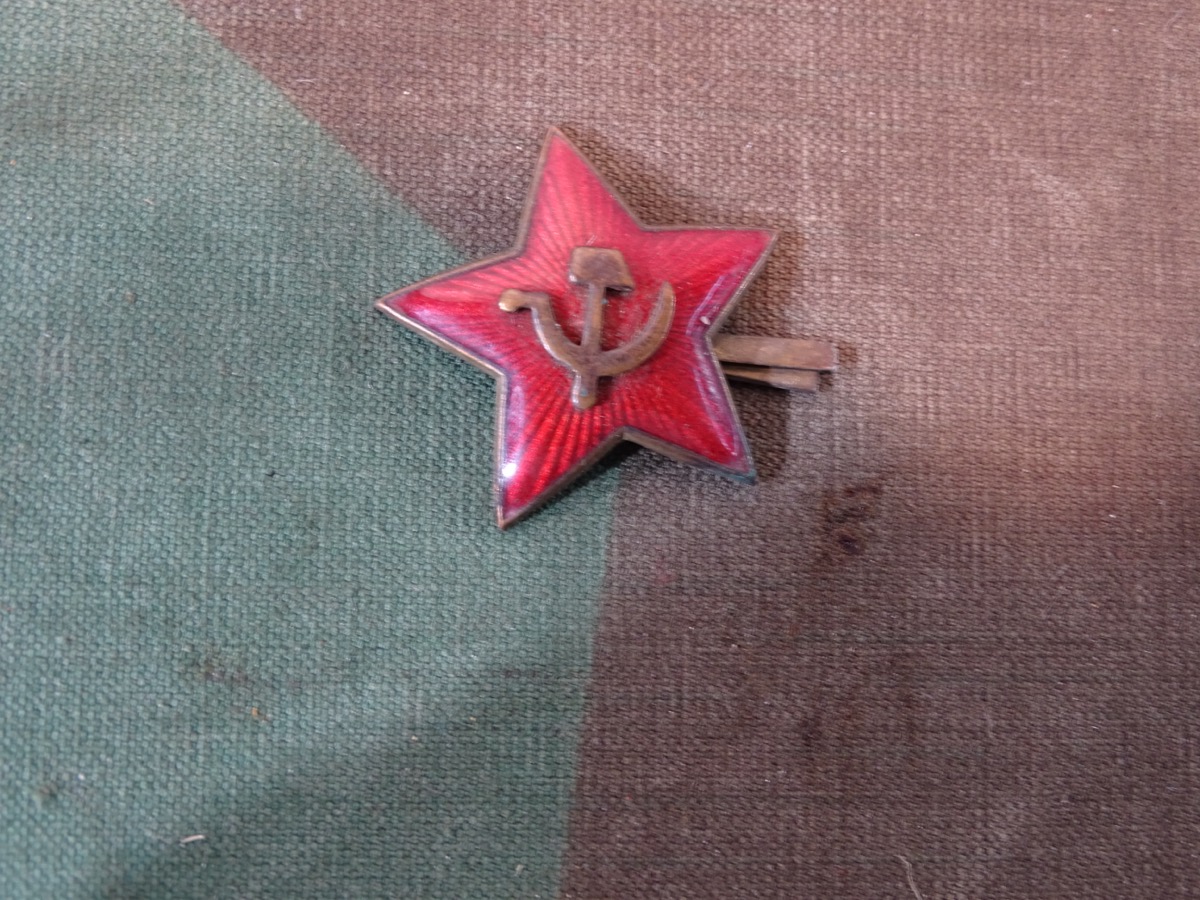 Russland Mützenabzeichen 2. Weltkrieg, emaillierter Sowjetstern , ca. 28,5 mm hoch. 