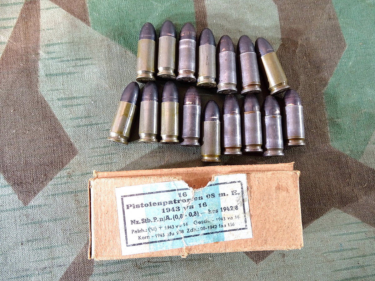 16 Deko Pistolen Patronen 08, Lackierte Stahlhülsen, alle von 1942/43, mit Originalschachtel, 2. Weltkrieg 