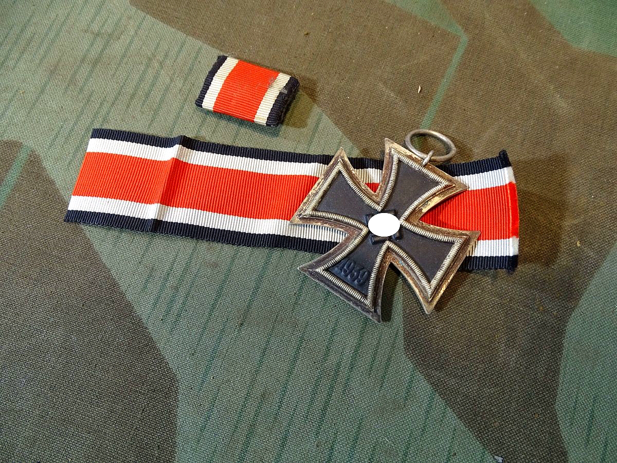 Eisernes Kreuz 2. Klasse 1939 mit Band u. Bandspange, ohne Hersteller, schöne Erhaltung