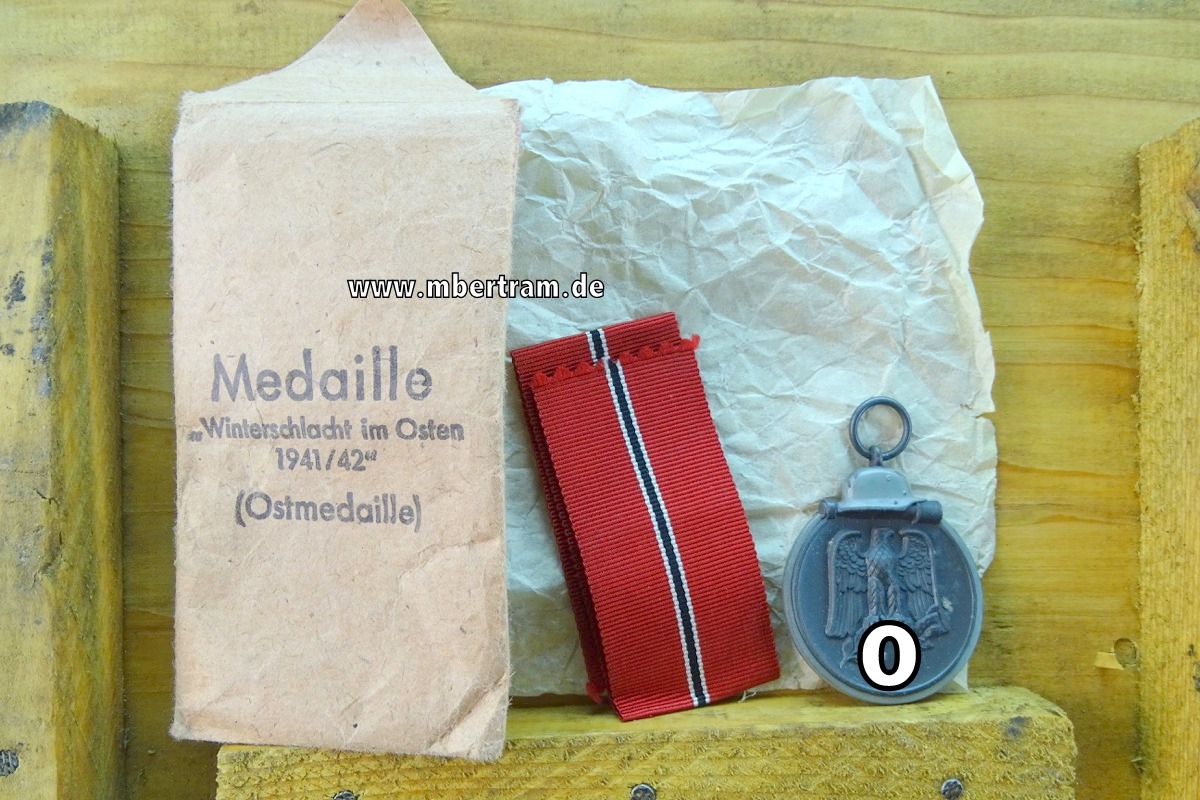 Medaille Winterschlacht im Osten,  Feinzink, am Band, mit Tüte, Friedrich Keller