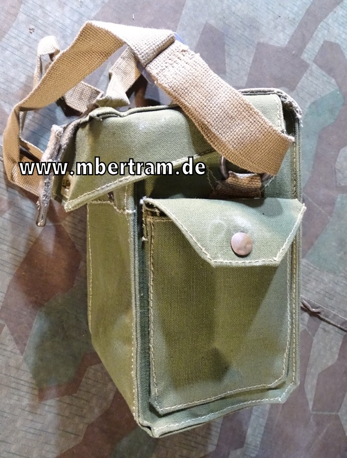 20068-11 Britische Gasmaske mit Tasche 2. Weltkrieg, schön gestempelt.