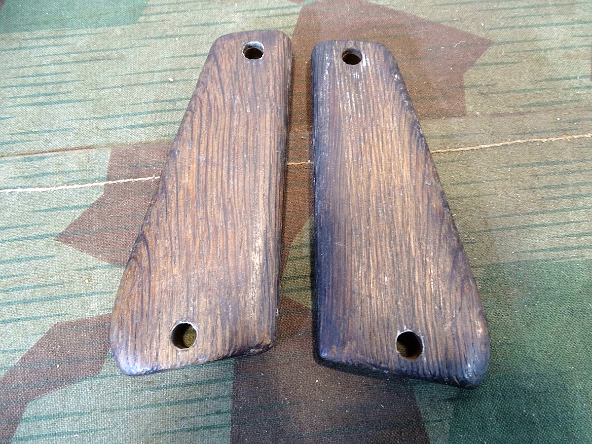 Ein Pärchen Holzgriffschalen für große 9 mm Pistole, Radom ? Colt 1911 ? 