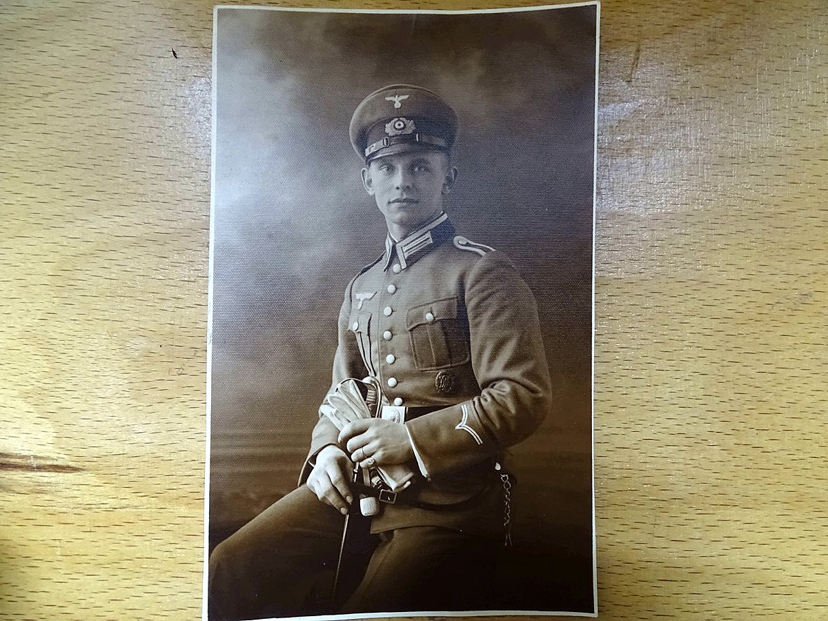 Postkarten Portraitfoto Unteroffizier Wehrmacht, sehr frühes Foto mit Schirmmütze mit frühen Emblemen und Ärmelwinkel 