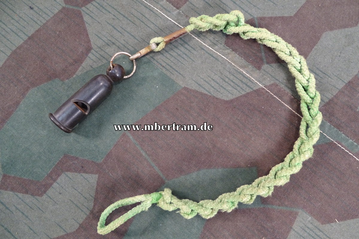 WH Gebirgsjäger: Bakelit Trillerpfeife f. Feldwebel u. Offz., hellgrüne Trageschnur