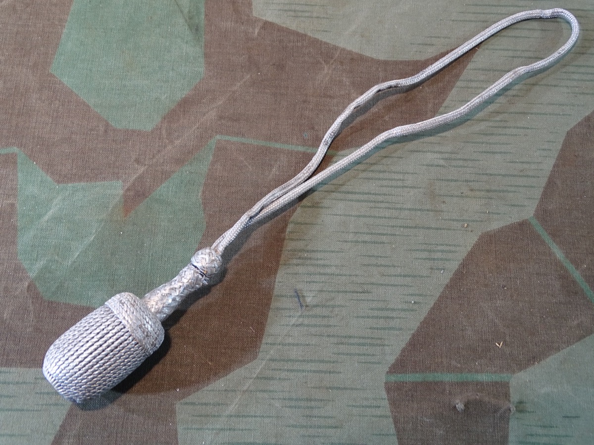Luftwaffe Portepee für den Offiziersdolch, normal getragen Luftwaffe Portepee für den Offiziersdolch, normal getragen