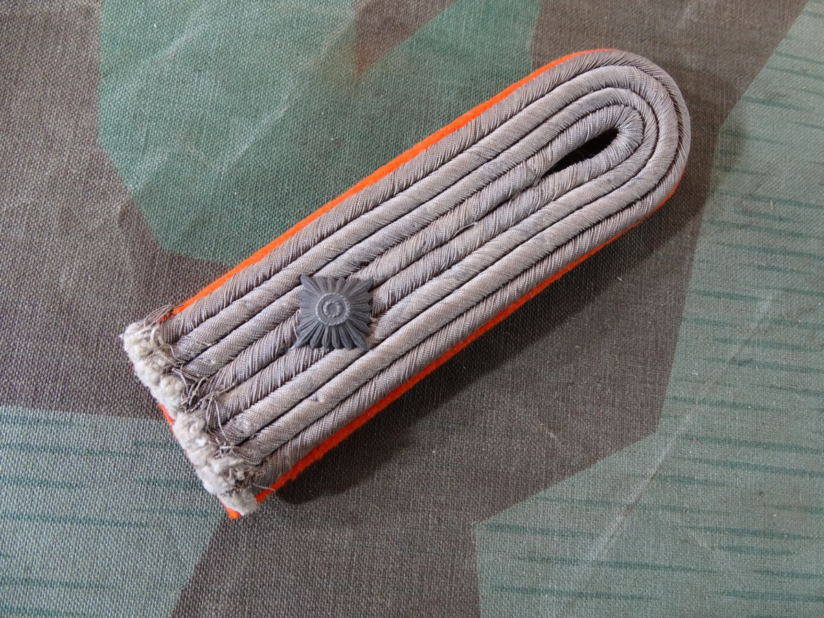 Schulterklappe Oberleutnant Feldgendarmerie, Waffenfarbe orange, guter Zustand