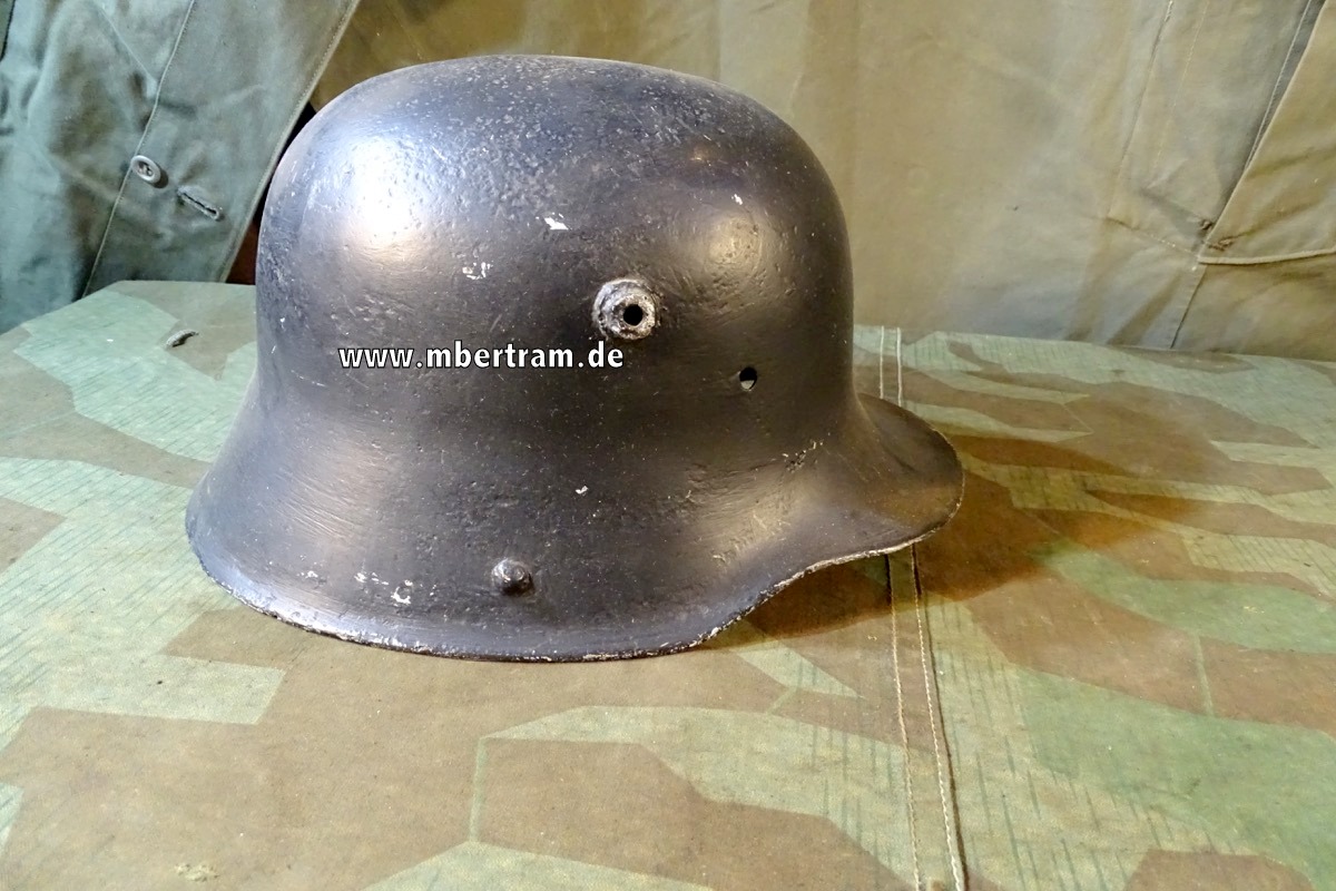Stahlhelm 1. Weltkrieg M 17, restaurierte Helmglocke.