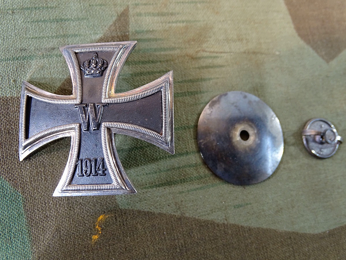 Eisernes Kreuz 1. Klasse 1914, Eisenkern, gewölbt, Schraubscheibe mit 4 Sternen und 800 Silberangabe. 