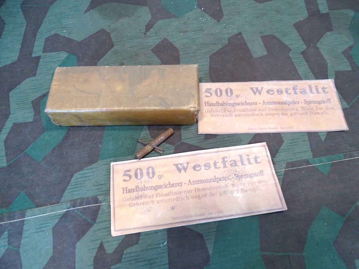 Reproduktion 1 Kg Ladung Wehrmachts Amatol 41 Pioniersprengstoff u Westfalit Aufkleber.