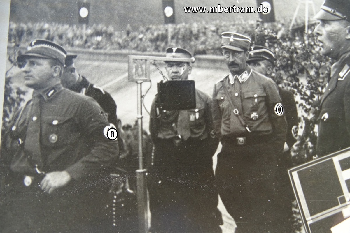 Fotopostkarte Hohe SA und SS Führer auf Rednerbühne bei Veranstalltung