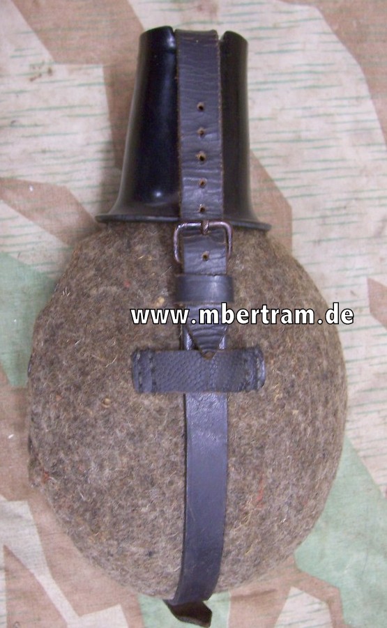Wehrmacht Feldflasche Stahlausführung um 1944/45 komplett mit Bakelitbecher