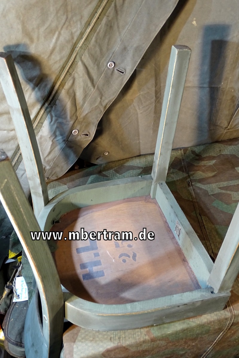 Stuhl der Arbeitsfront mit Etikett "DAF Zahnrad- Muster Möbel Nr. 104"