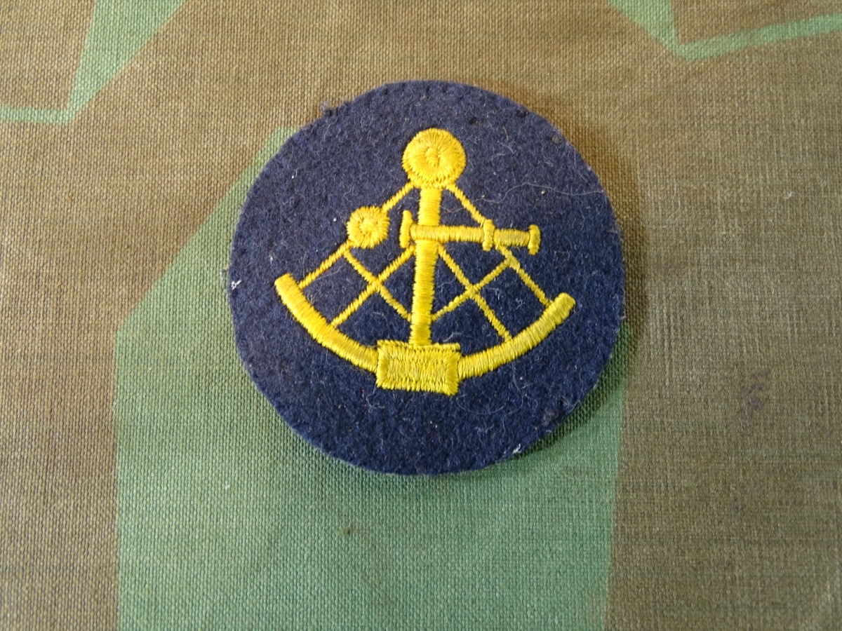 Kriegsmarine Ärmelabzeichen Vermessungs- / Steuermanns Matrose auf blauem Grund,