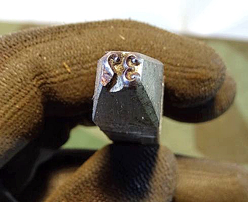 Historischer Schlagstempel für Metall , Jahresstempel "32", aus den 1930er Jahren. Zahlenhöhe ca. 4,8-5mm 