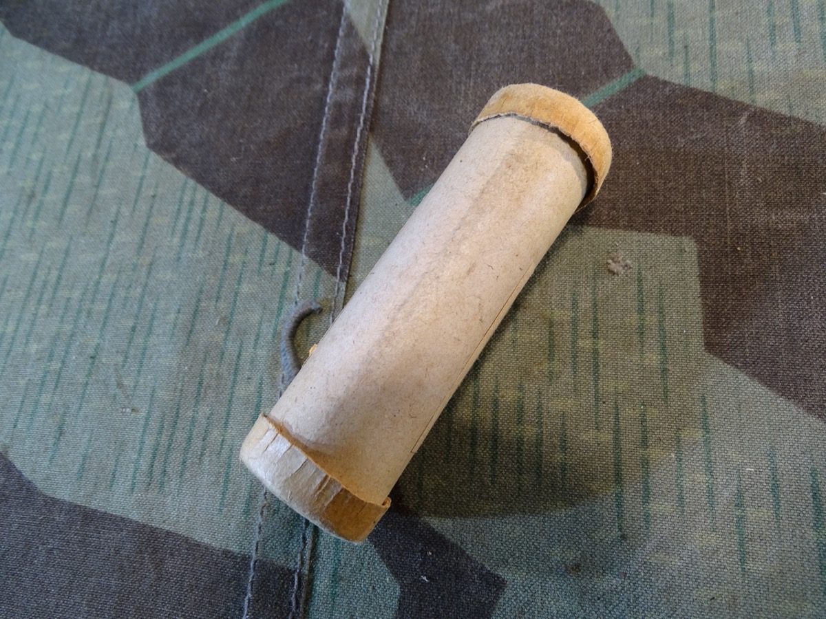 Pappröhrchen Natrontabletten, Luftschutz und Sanitätsmaterial. 
