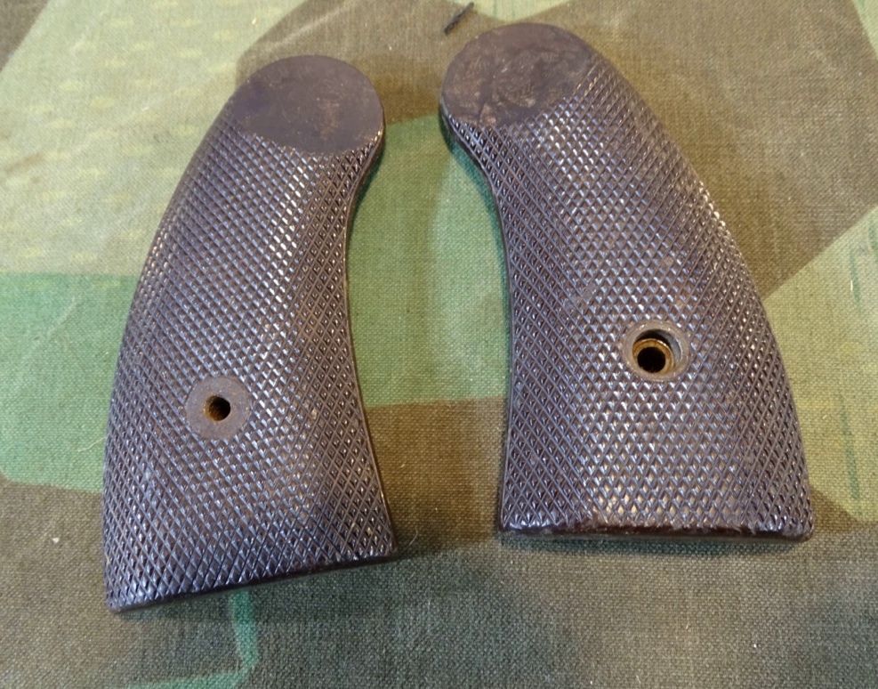 Paar Bakelit Griffschalen für Walther Heeres Leuchtpistole Modell 1934 und Kampfpistole. 