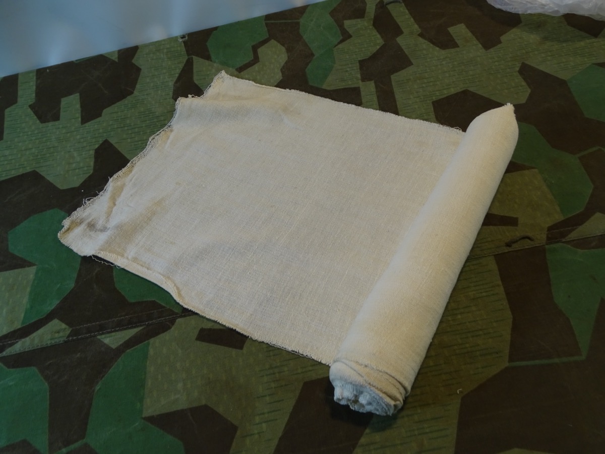 Breiter Leinen Rollverband für Sanitätskisten und Lazarettausstattung, ca. 27 cm x2,5 m