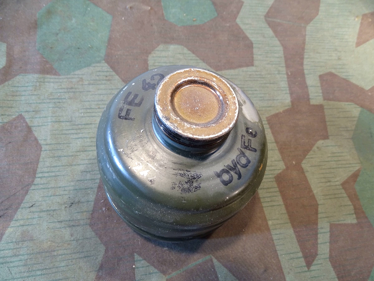 Gasmasken Filter FE 42, Wehrmacht, unbenutzt, 2 Verschlusskappen, 1942 " byd"