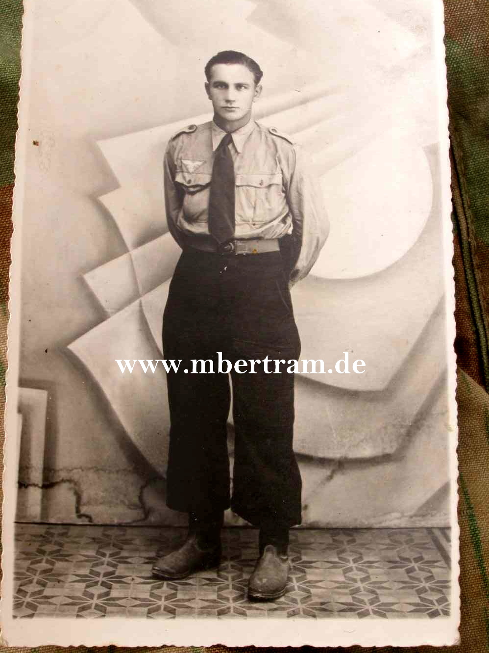 Soldat LW Felddivision mit Panzerhose u Tropenhemd