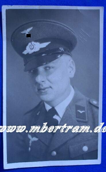 Portraitfoto: Luftwaffen Flieger, Schirmmütze m. Adler 1.Mod.