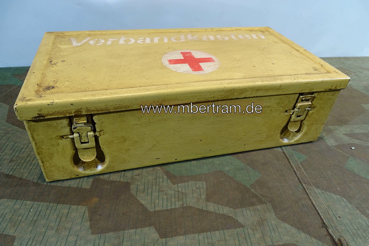 Wehrmacht KFZ Verbandkasten, Metall, sandfarben mit Beschriftung, ohne Inhalt