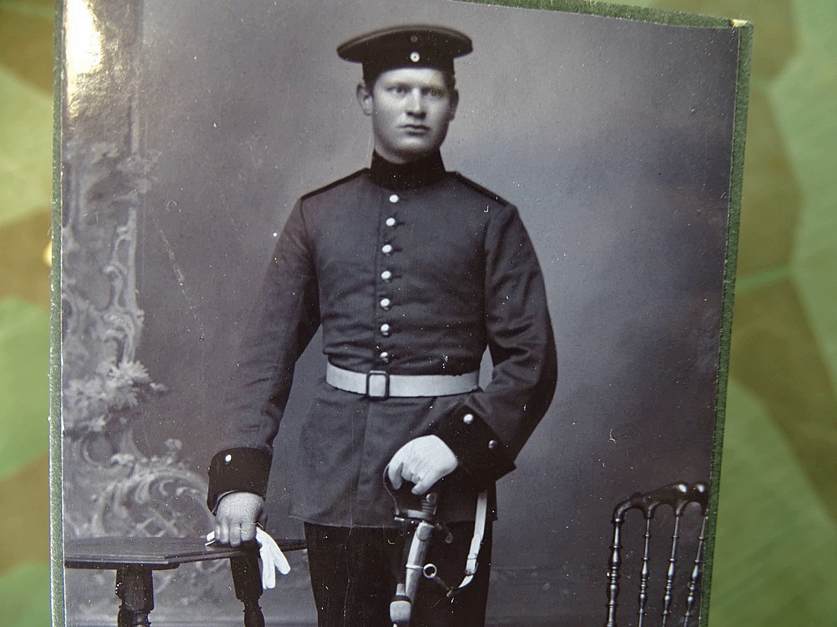 Studioaufnahme preussischer Kavallerist mit weißem Parade Koppel und schwerem Säbel, Fotoatelier Metz