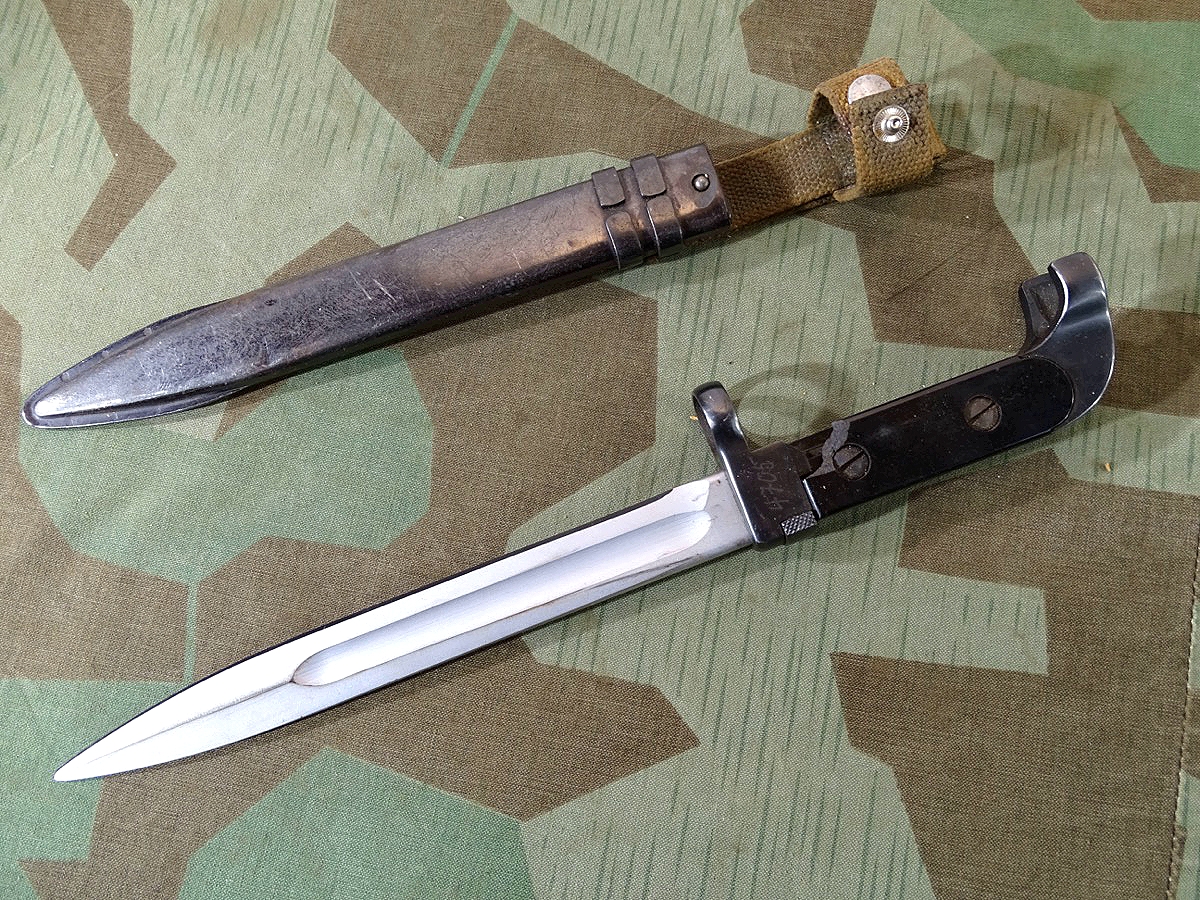Russisches  AK 47 Bajonett 1. Ausführung, Griffschale mit Fehlstelle.  Russisches  AK 47 Bajonett 1. Ausführung, Griffschale mit Fehlstelle.