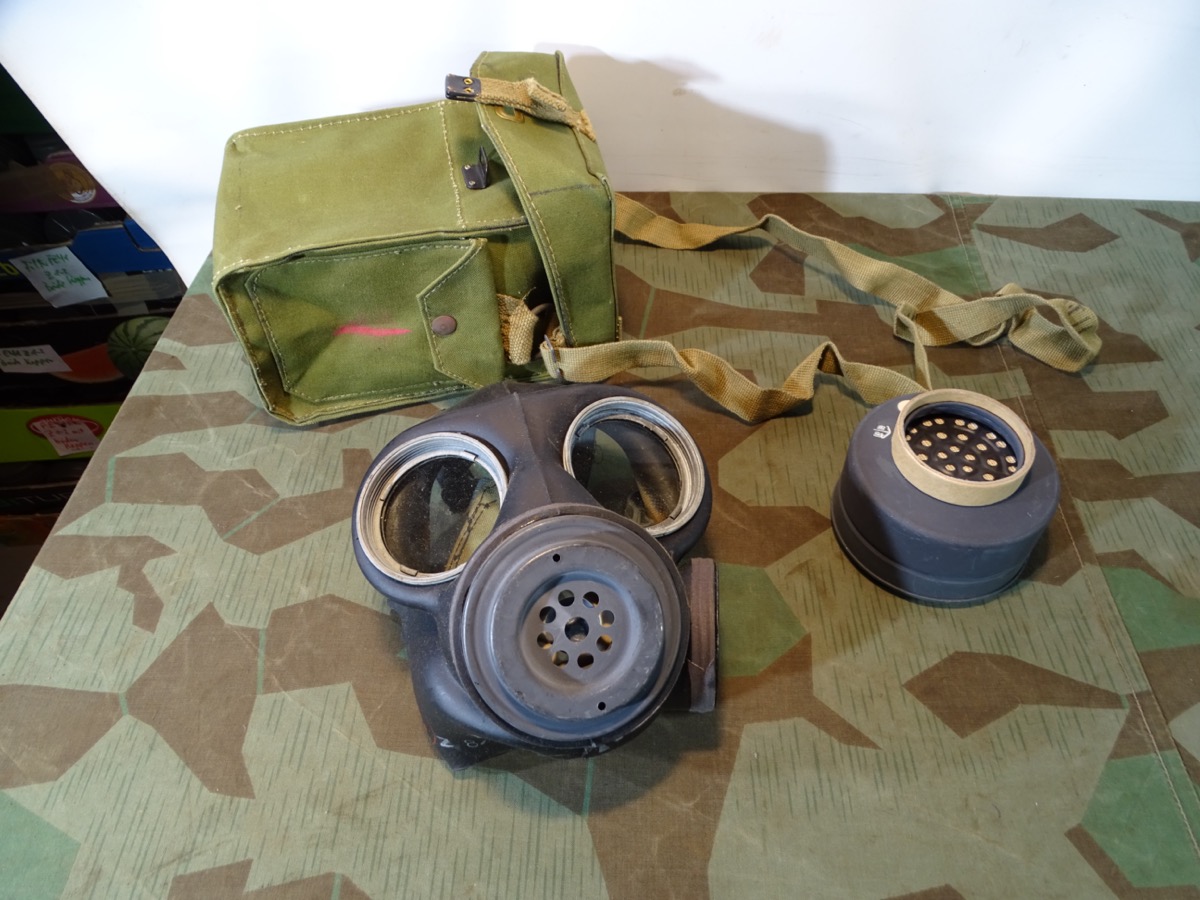 England: Militärgasmaske 2. WK von 1944 mit Tasche, mit Filter, Z 1-2