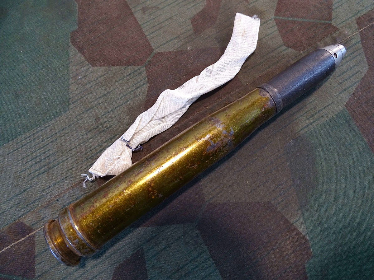 Deko Spreng Granat Patrone 2 cm Flak 38, Stahlhülse, Aluzünder,  Ladungssäckchen. 