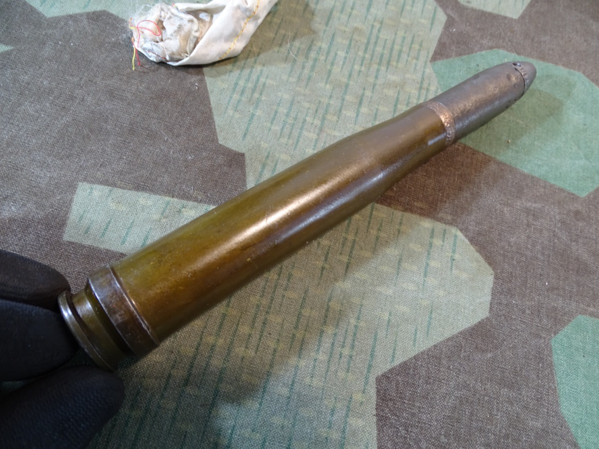 Deko-Patrone 2 cm Flak 38, lackierte Stahlhülse, Eisenzünder, Ladungssäckchen