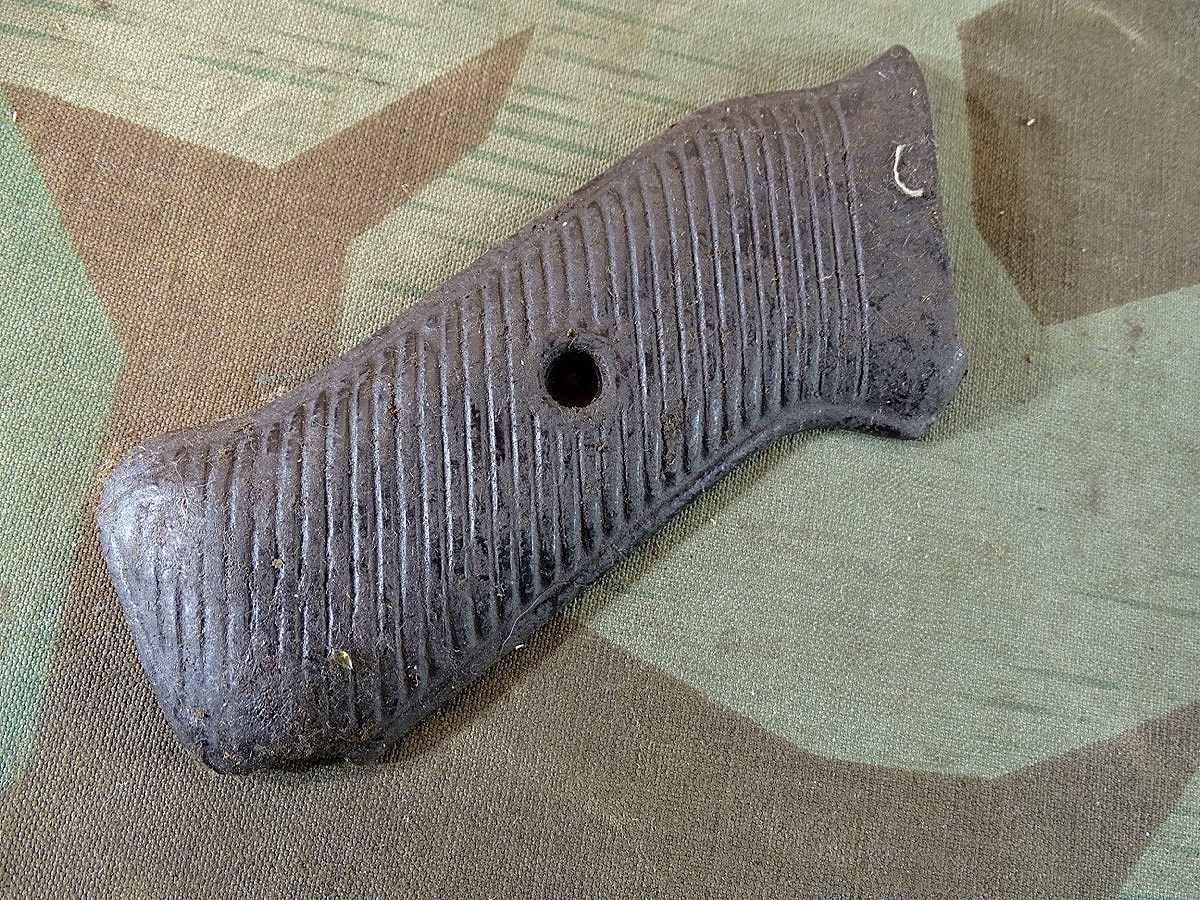Einzel Original Griffschale für MP 40 Wehrmacht, unten leicht abgewetzt.  Einzel Original Griffschale für MP 40 Wehrmacht, unten leicht abgewetzt.