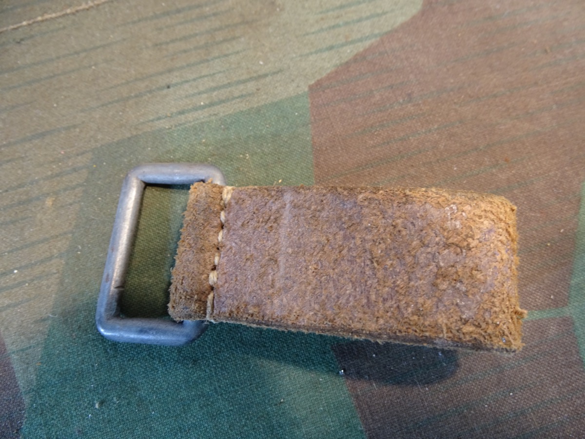 Luftwaffe, Marine:  braune Koppelschlaufe von 1944