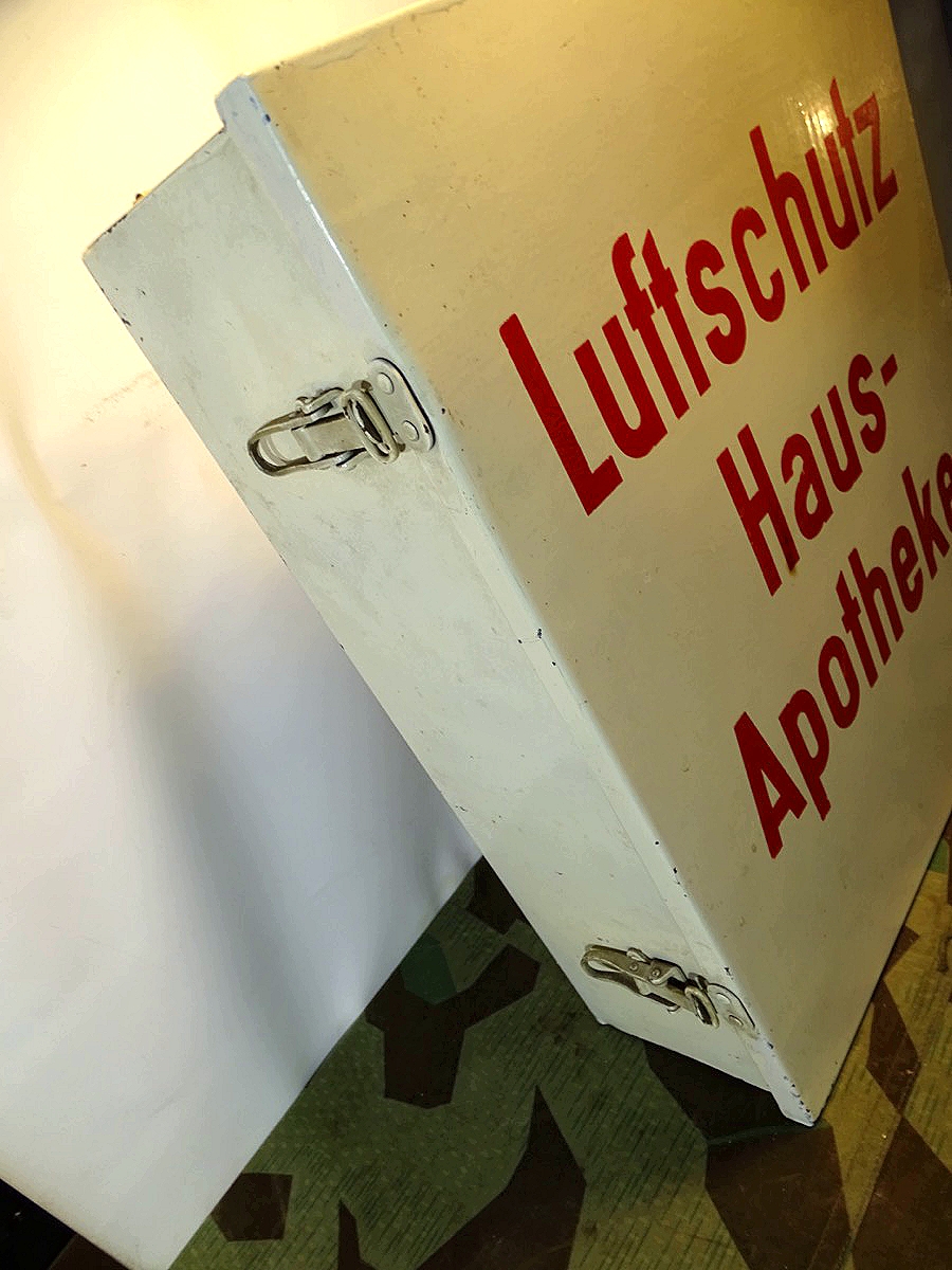 Luftschutz Hausapotheke, 99% Kpl. Bestückung lt. Deckelliste erhalten Luftschutz Hausapotheke, 99% Kpl. Bestückung lt. Deckelliste erhalten