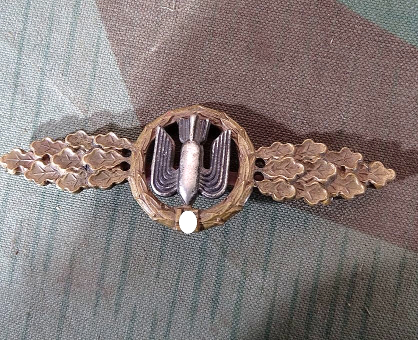 Frontflugspange für Kampfflieger in Bronze Buntmetall bronziert, die Bombe versilbert